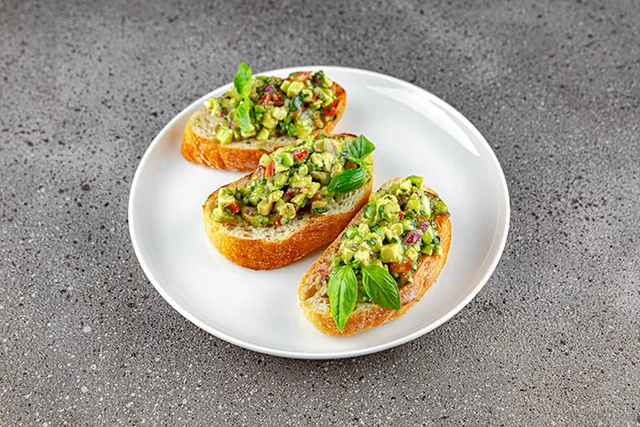 Bruschetta cu guacamole