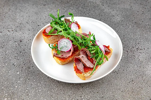 Bruschetta cu Roast Beef
