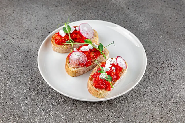 Bruschetta cu ardei copt și brânză fetă