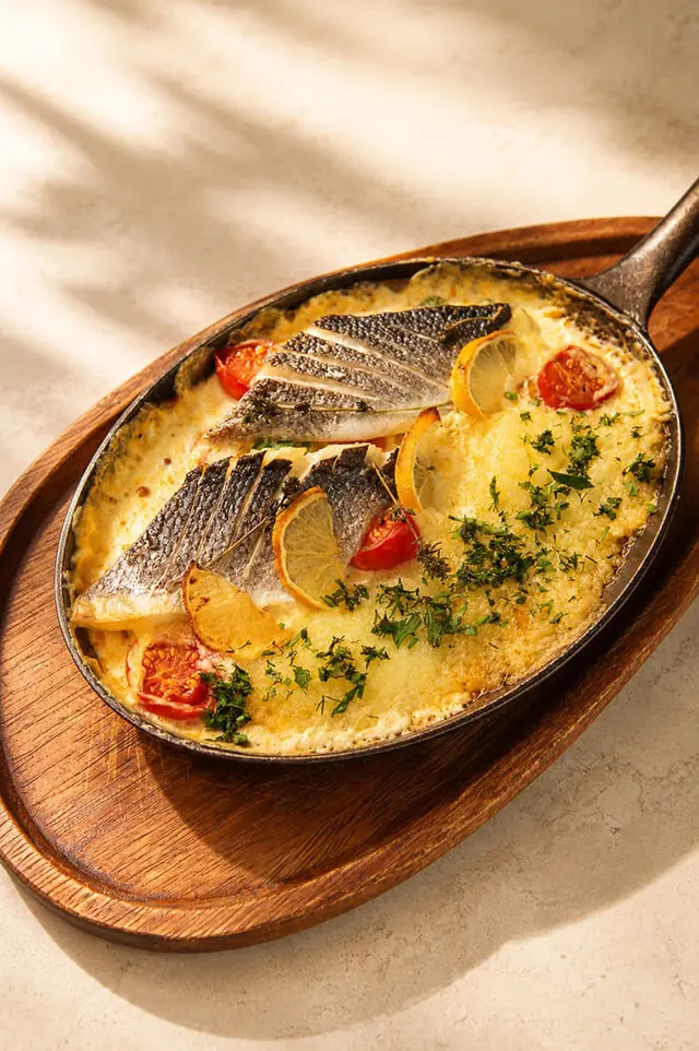 Biban de mare la cuptor cu piure și legume