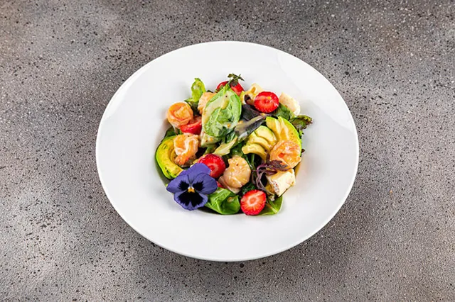 Salată cu creveți, căpșuni și avocado